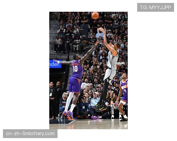 特写瞬间：马刺队状元维克托-文班亚马完成封盖后，与观众席邓肯击掌